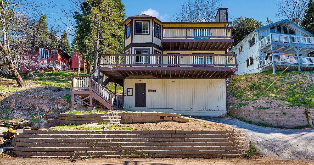 23930 Zuger Dr, Crestline, CA 92325